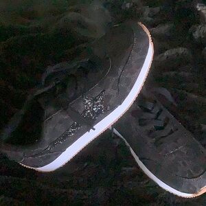 Animal print black tennis shoes glitter star on side cuteeee